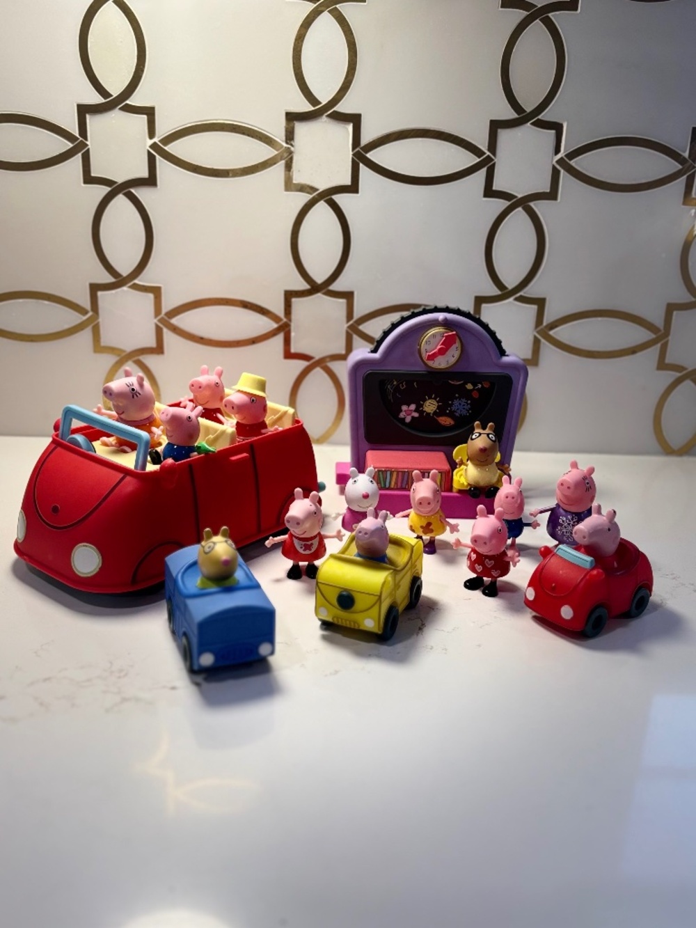 Peppa Pig Lot, school house, family car, 3 buggies and 11 figurines